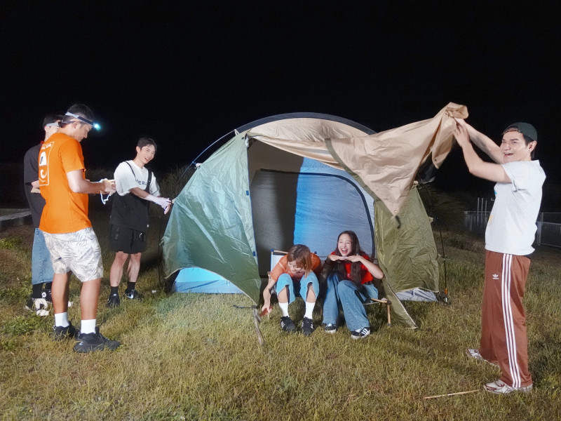 《嗨！營業中》前進「彭佳嶼」島上房源稀缺，合夥人宣布晚上必須「睡帳篷」。（好看娛樂提供）