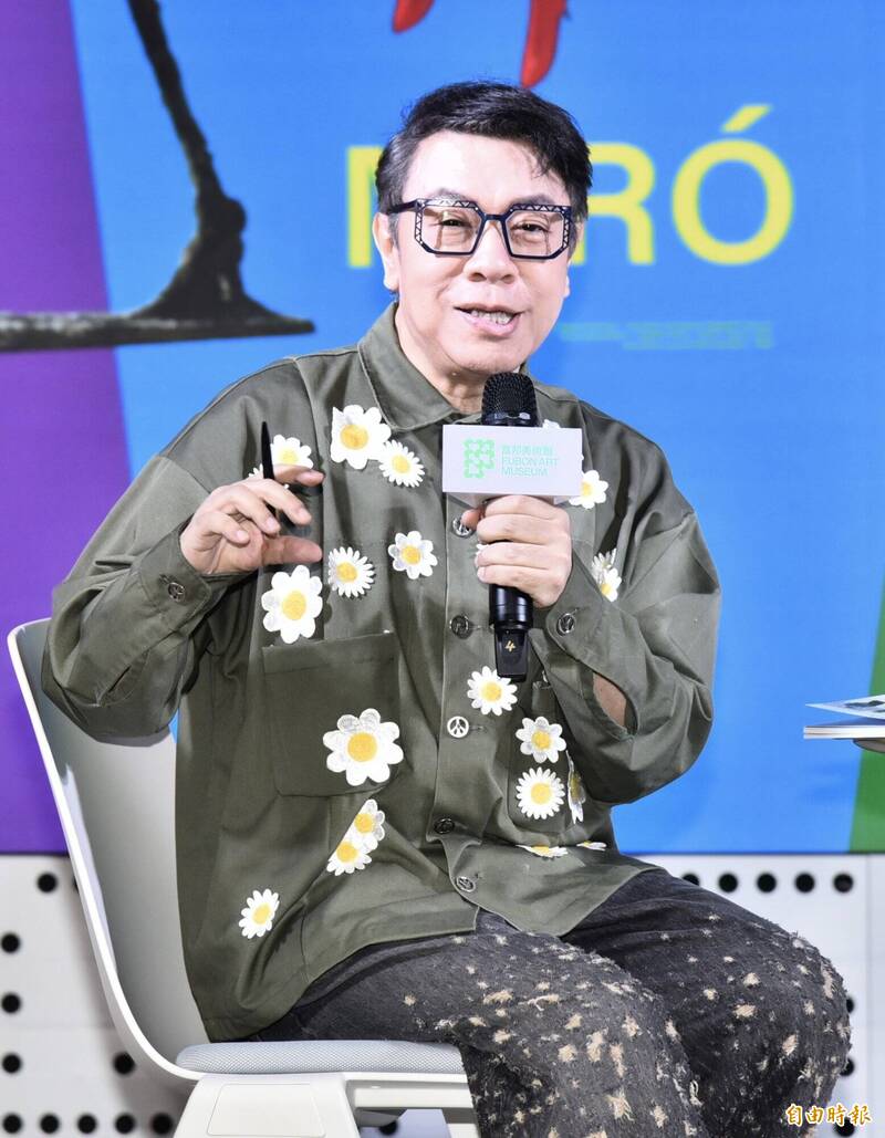 蔡康永為富邦美術館與法國瑪格基金會聯手打造的「步入永恆：賈科梅蒂、米羅、考爾德」特展錄製語音導覽。（記者陳奕全攝）