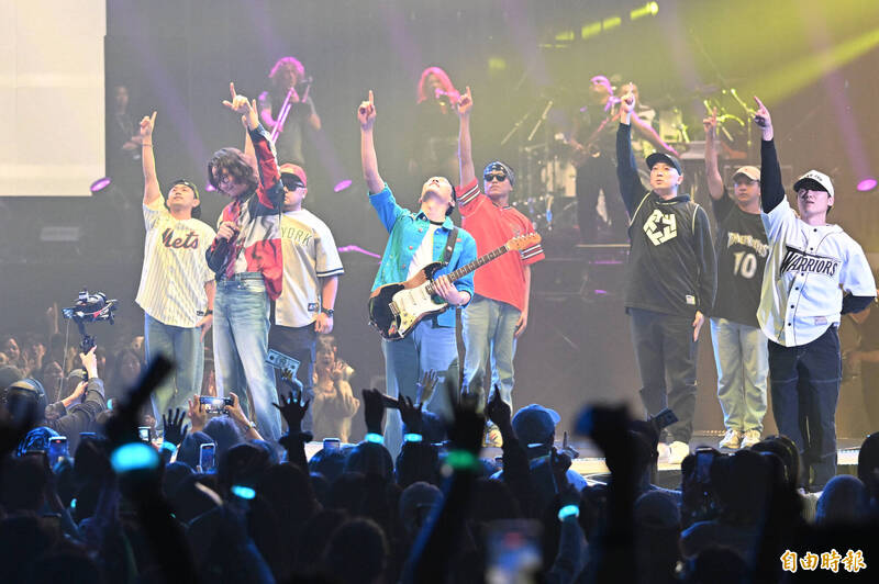 今晚宇宙人和白河幫合體演出，之後宇宙人貝斯手方Q還獨唱《愛如潮水》。（記者胡舜翔攝）