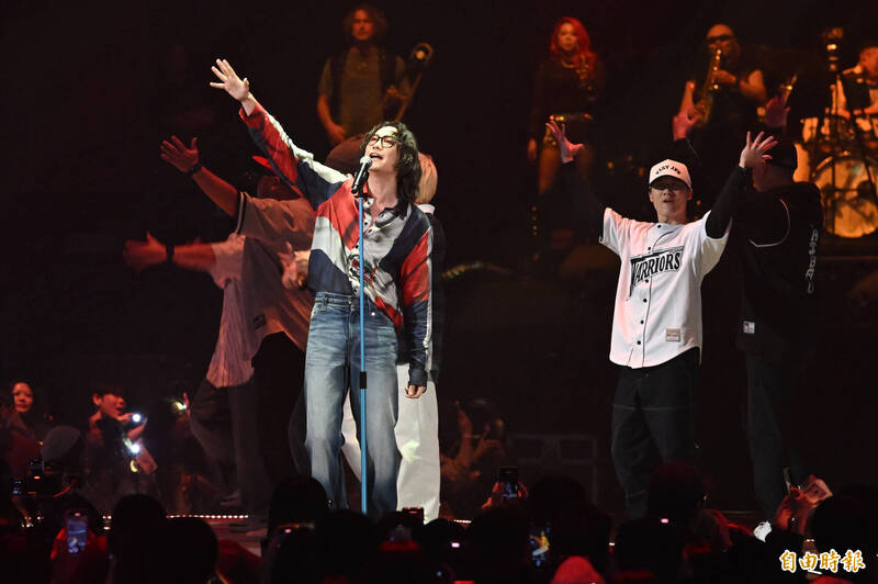 今晚宇宙人和白河幫合體演出，之後宇宙人貝斯手方Q還獨唱《愛如潮水》。（記者胡舜翔攝）