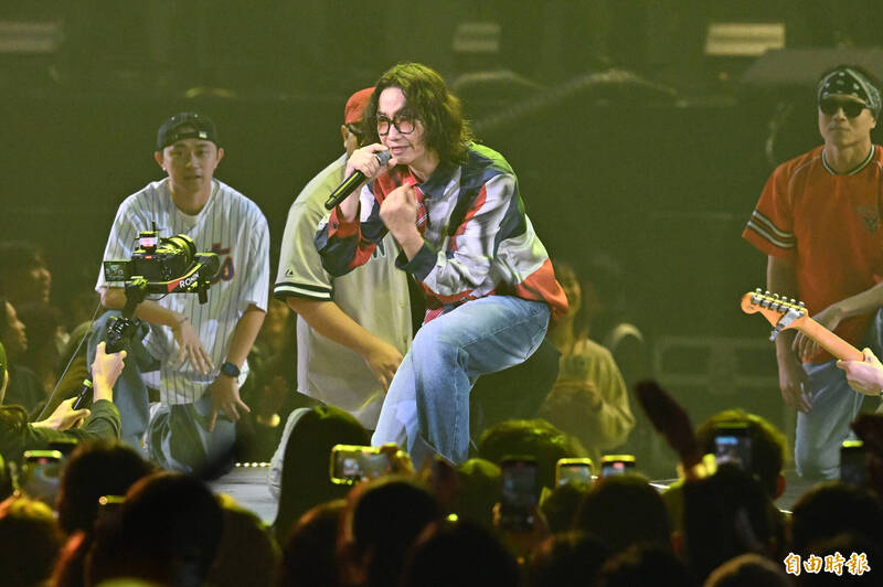 都市傳說！對發票前必聽宇宙人這首 小巨蛋天降「鈔票」萬人變「好野」