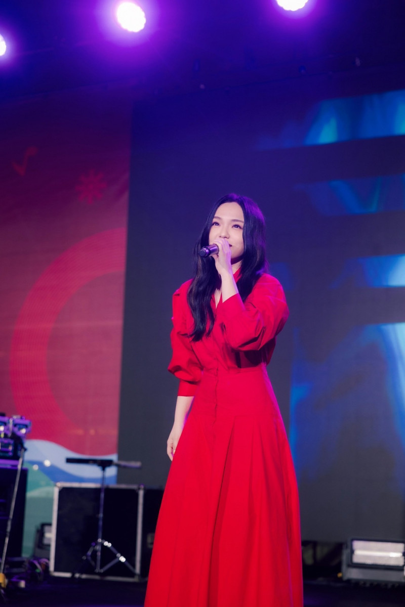 徐佳瑩登台獻唱多首經典與新作。（基隆市文化觀光局提供）