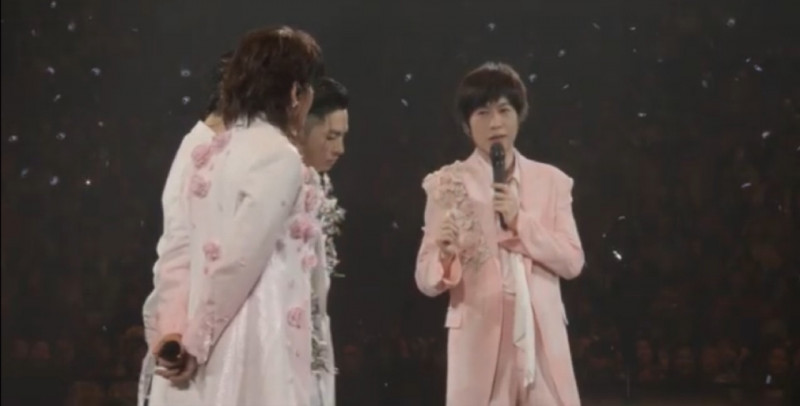 阿信（右）花美男造型服被粉絲誇好看。（翻攝自相信音樂影片）