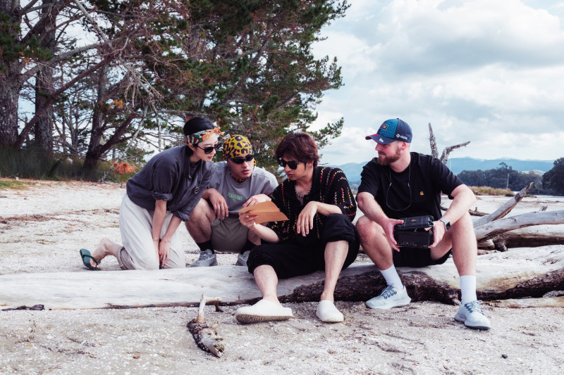 桂綸鎂（左起）、黃宣和陳柏霖打開了果園主人手上的藏寶箱，研究尋寶任務。（出去一下提供）