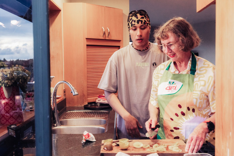 黃宣（左）向果園媽媽學習用奇異果料理。（出去一下提供）