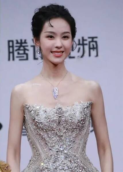 陳都靈公開現身，牙齒並無異狀，僅表情僵硬不自然。（翻攝自微博）