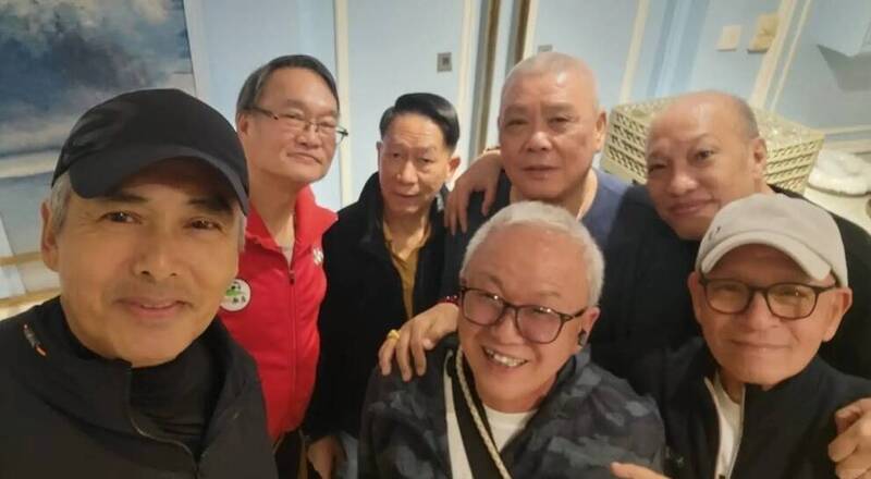 周潤發重情義宴請老同事  坐地大合照不扭捏