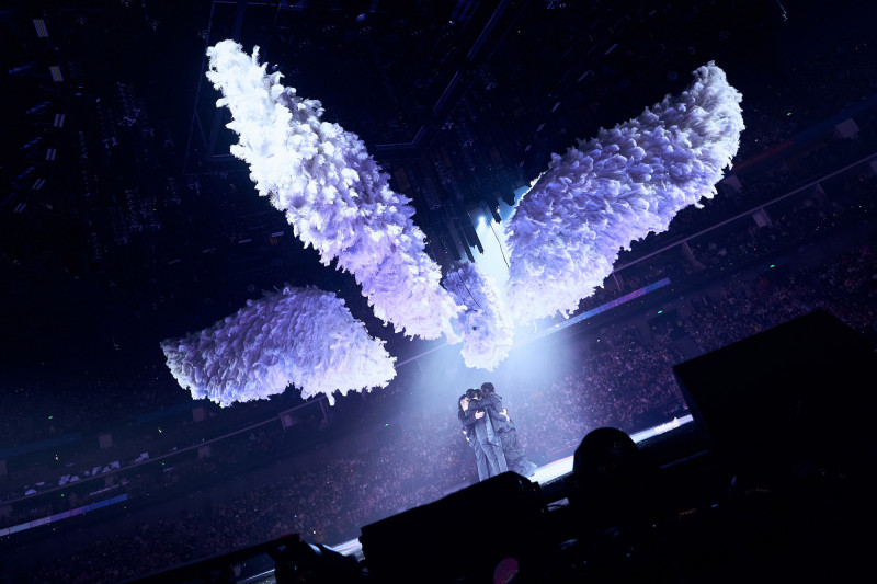 言承旭、吳建豪、周渝民、阿信抱在一起。（相信音樂提供）