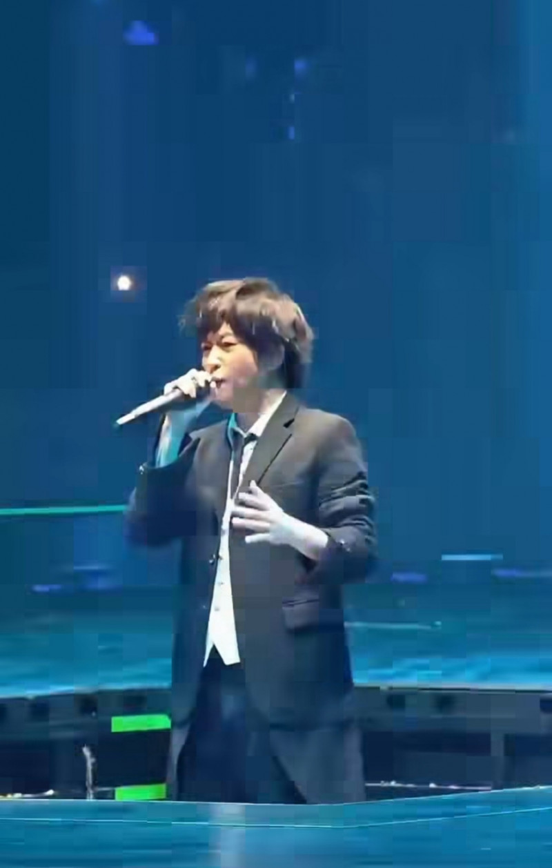 阿信此次巡演狀況不少，一度撞到頭，登台時頭髮如「炸毛」。（翻攝自微博）