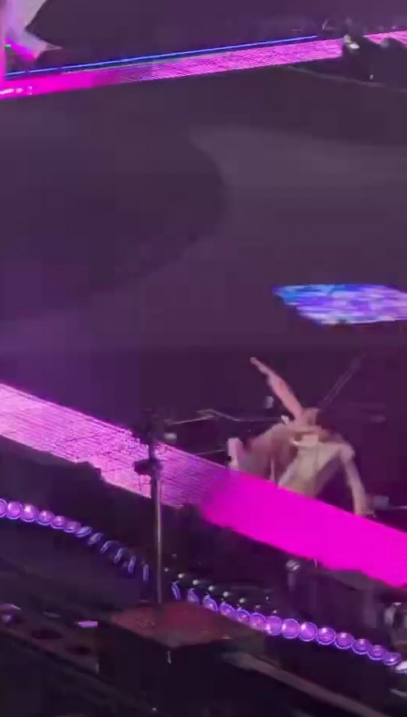阿信最終場唱《派對動物》意外摔落舞台。（翻攝自微博）