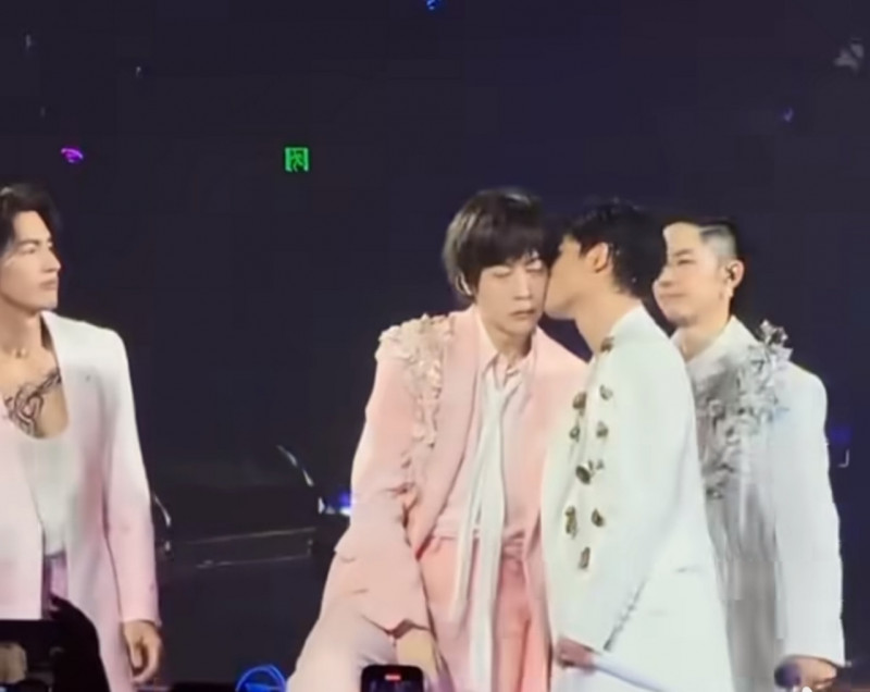 阿信（左二）重摔後重返舞台繼續唱，仔仔（右二）獻吻安慰。（翻攝自微博）