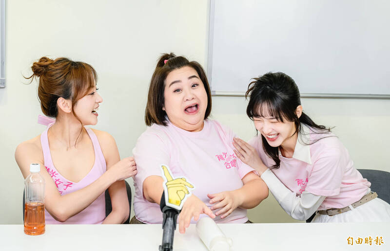 何曼希很受前輩們照顧，前輩們也對她的表現直點頭。（記者王文麟攝）