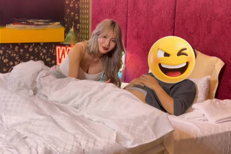 芷媗以手解決身障者的性需求。（翻攝自YouTube）