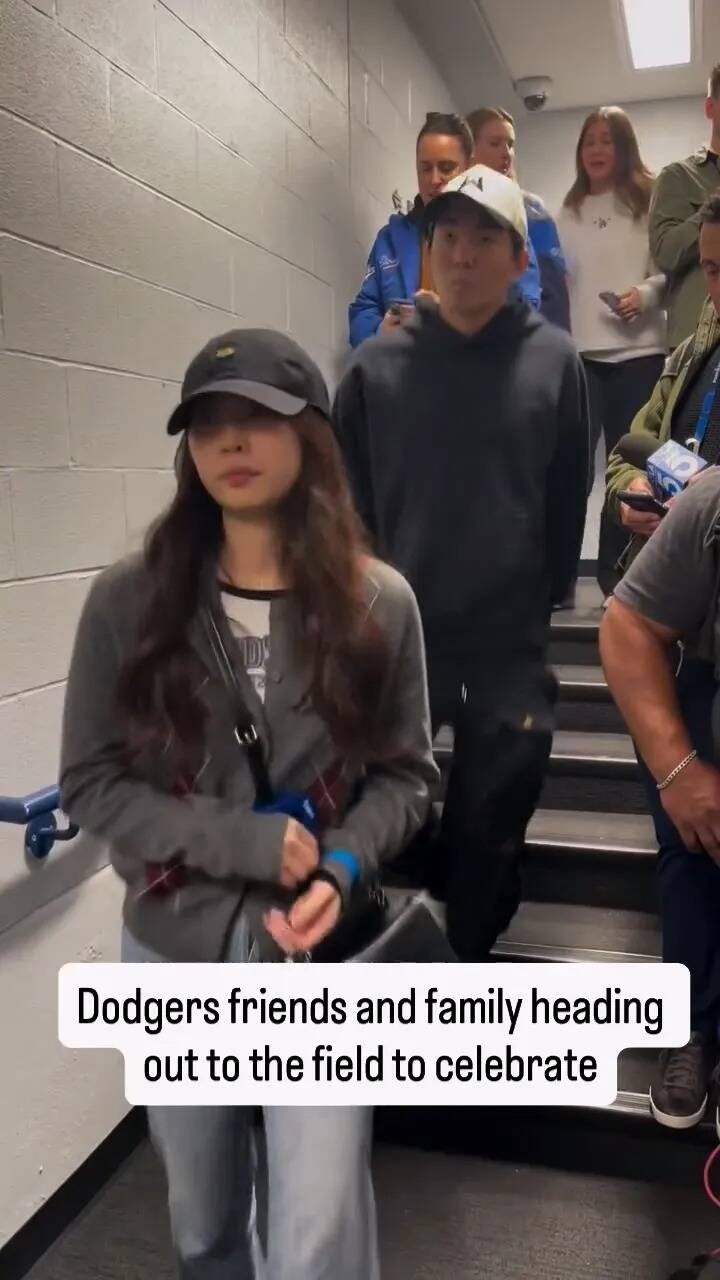 美國體育主播拍下道奇親友團列隊進入球場，當時一名長髮美女被懷疑是丹羽仁希，如今友人發聲否認。（翻攝自IG）