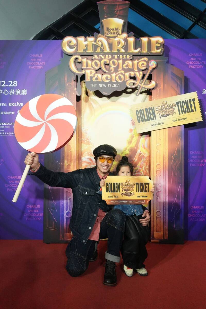 Darren（左）帶著兒子Travis（右）朝聖《巧克力冒險工廠》。（華文環球藝術娛樂提供）