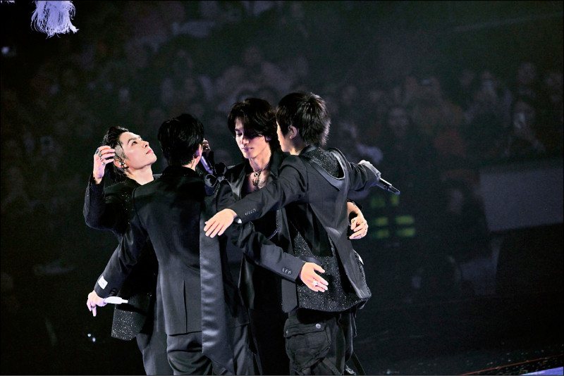 「恆星之城」演唱會落幕，阿信（右）珍惜和「F3」的同台情誼。（相信音樂提供）