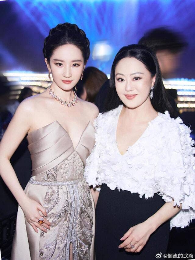 62歲的章小蕙（右）靠網路帶貨闖出一番事業。左為劉亦菲。（翻攝自微博）