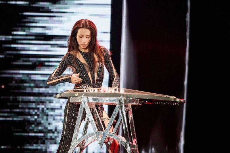 莫文蔚在演唱會兩度因為地滑而跌倒。（資料照，地球娛樂提供）