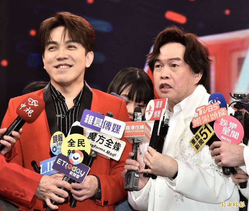 演藝圈大哥康康分享舞台危機處理技巧，一旁的許志豪（左）也點頭稱是。（記者陳奕全攝）
