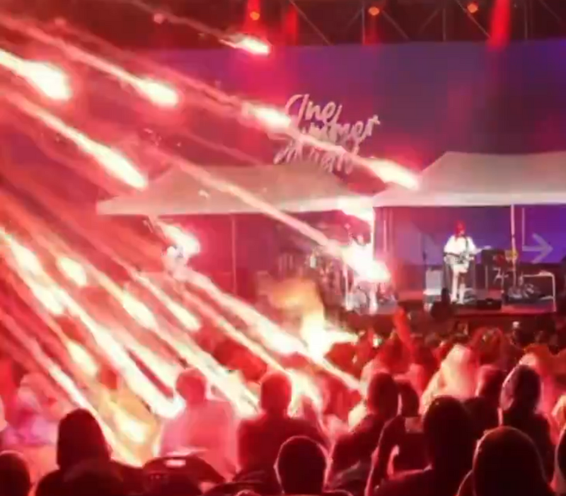 樂團QWER表演時，煙火特效因技術失誤直接射向觀眾席。（翻攝自X）