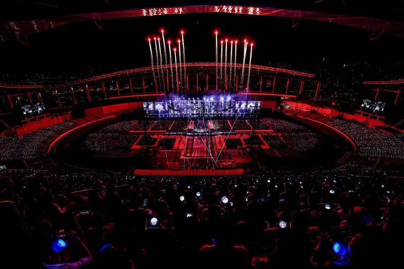 SEVENTEEN釋放的煙火，火星意外砸到粉絲，導致2人受傷。（翻攝自X）