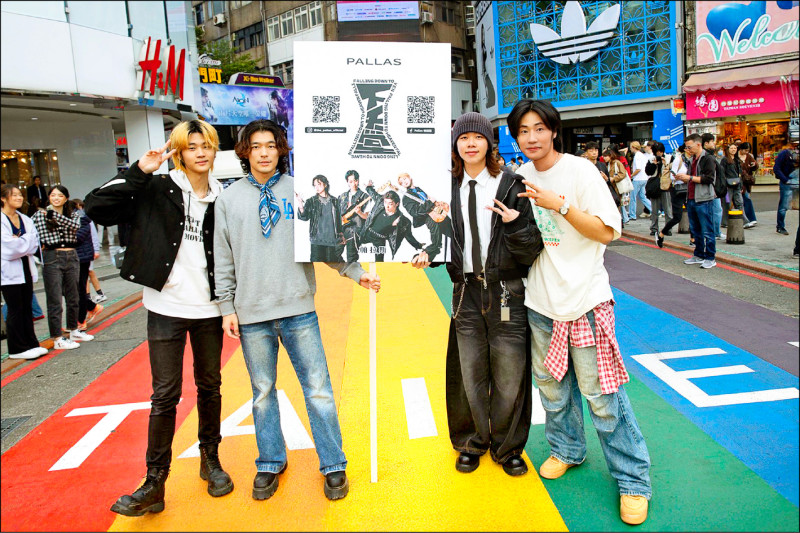 帕拉斯上街宣傳下天堂 變身師奶殺手