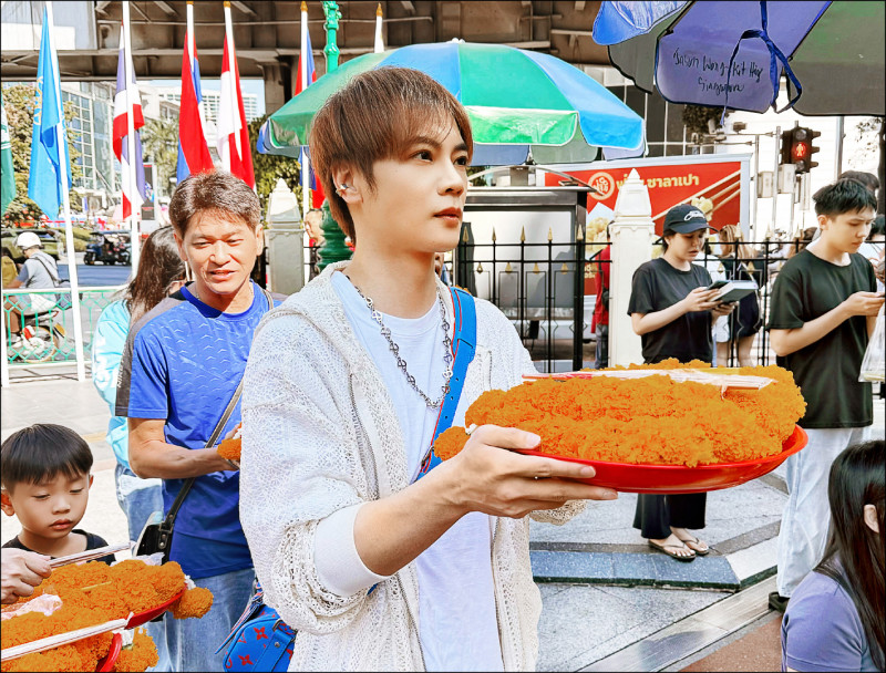 古曜威拜佛招事業運 願捐部分收入做公益