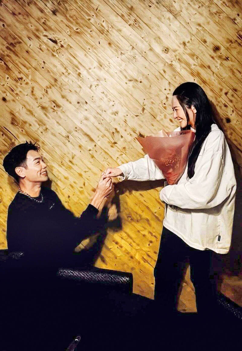 禾浩辰鑽戒藏襪子 耶誕前夕驚喜求婚吳品潔