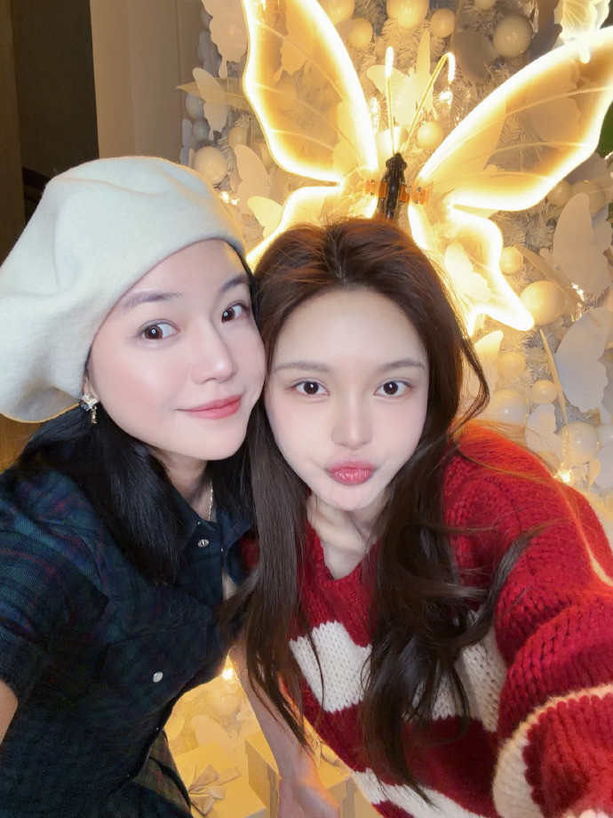 陳妍希（左）和周揚青聚會。（翻攝自微博）