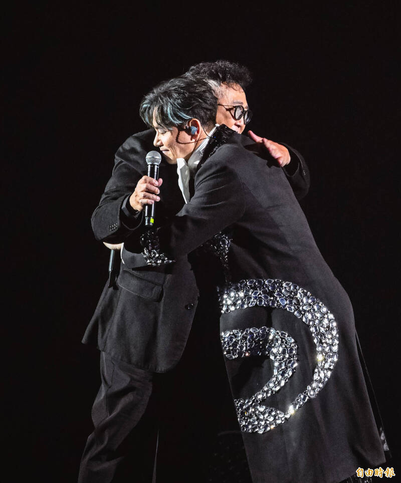 李聖傑與鮑比達共同演繹夯曲《新不了情》，還有當年合作的第一首歌《心口》。（記者王文麟攝）