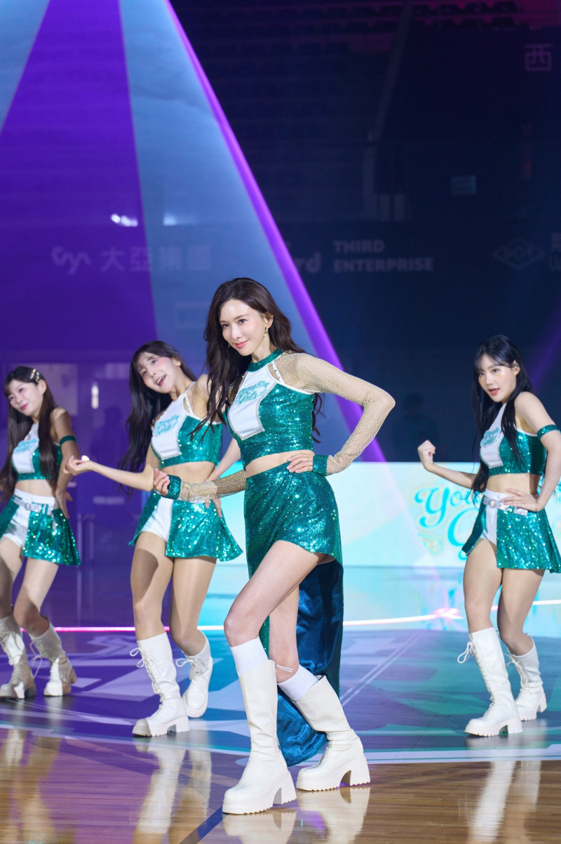 林志玲與「洋基女孩」YoungKey Girls啦啦隊一同熱舞。（林志玲工作室提供）