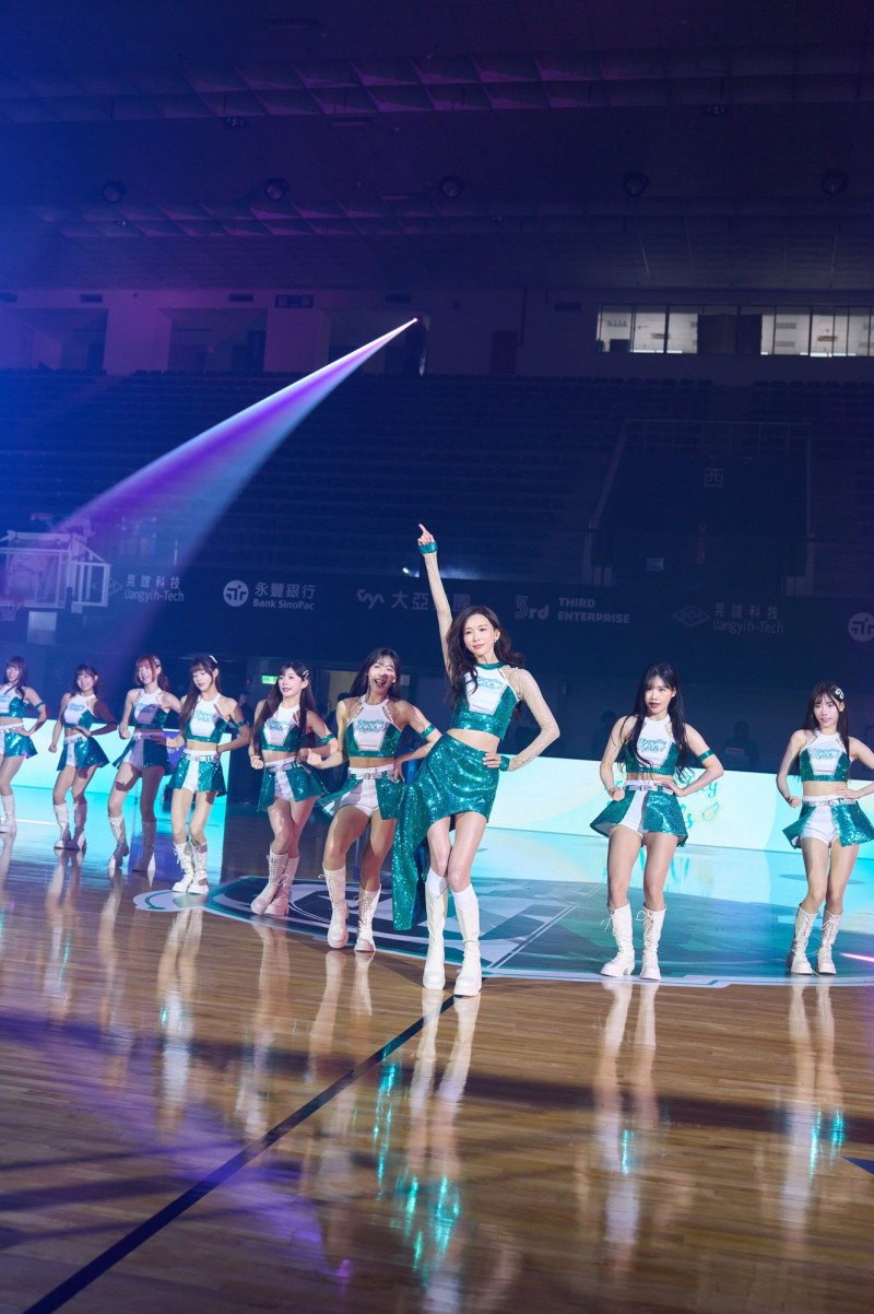 林志玲和啦啦隊一同熱舞，全場熱情尖叫聲此起彼落。（林志玲工作室提供）