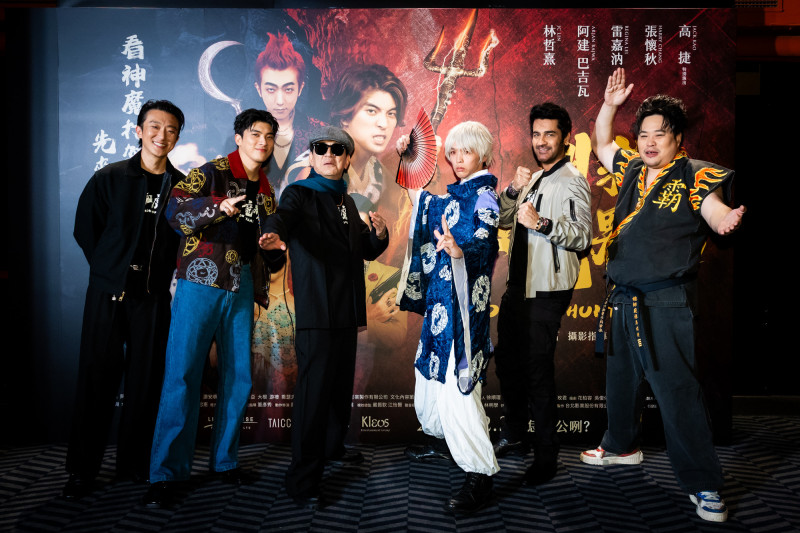 《叫我驅魔男神》演員齊聚在變裝派對特映活動與變裝觀眾合影。（光盛影業提供）