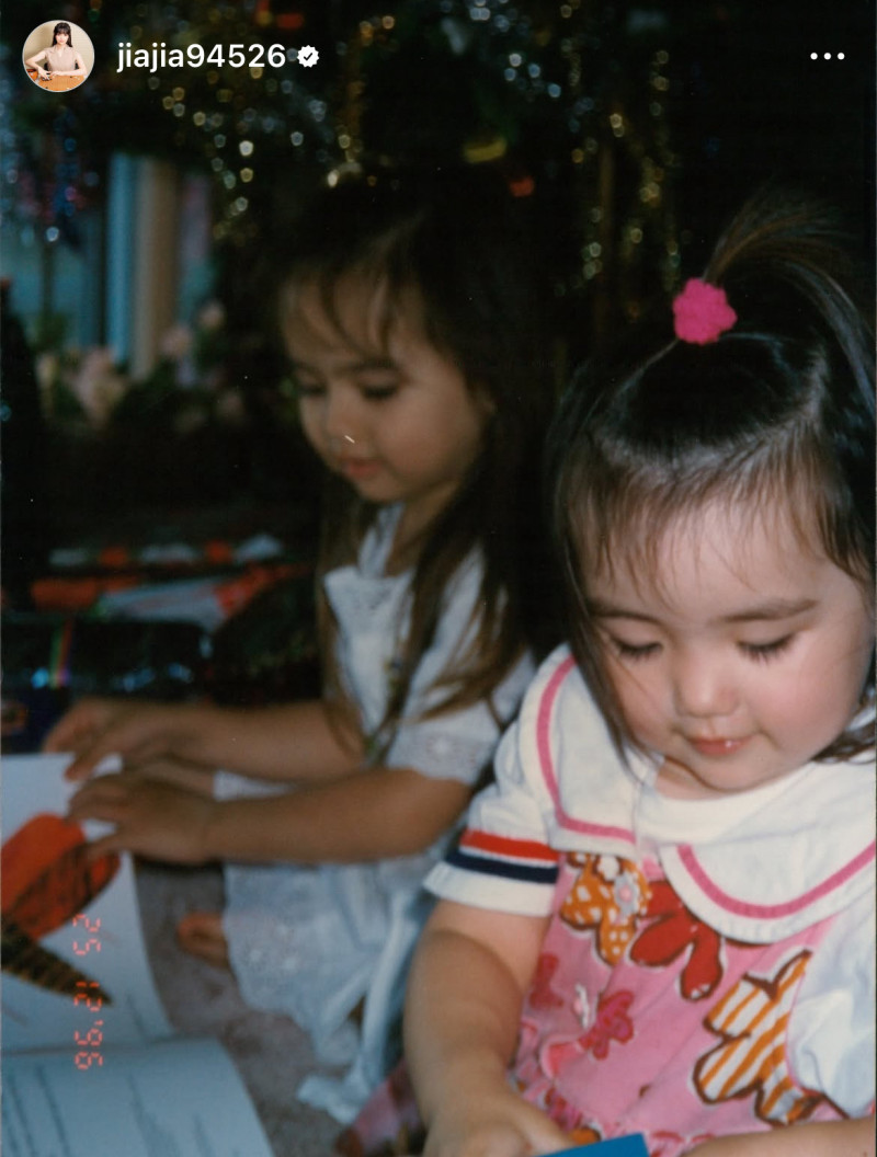 黑嘉嘉曬出幼時照片。（翻攝自IG）