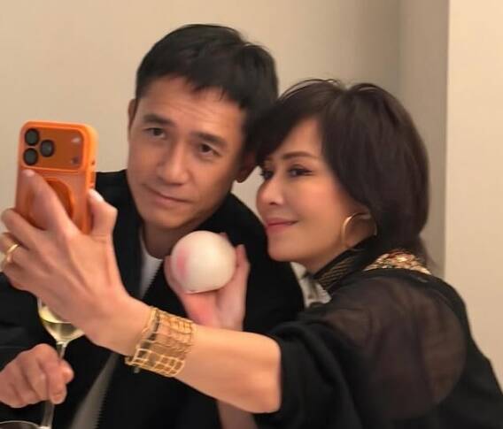 她與影帝老公梁朝偉結婚多年，一直是演藝圈模範夫妻。（翻攝自劉嘉玲IG）