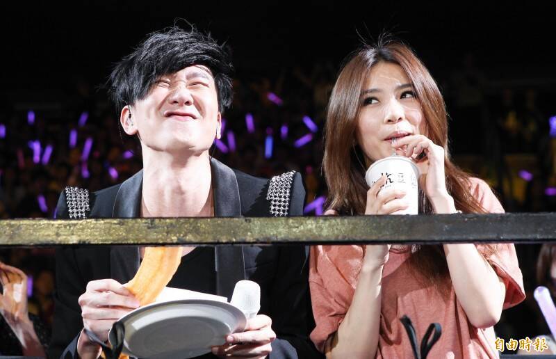 林俊傑（左）曾在演唱會上公然對田馥甄（右）示愛。（資料照，記者王文麟攝）