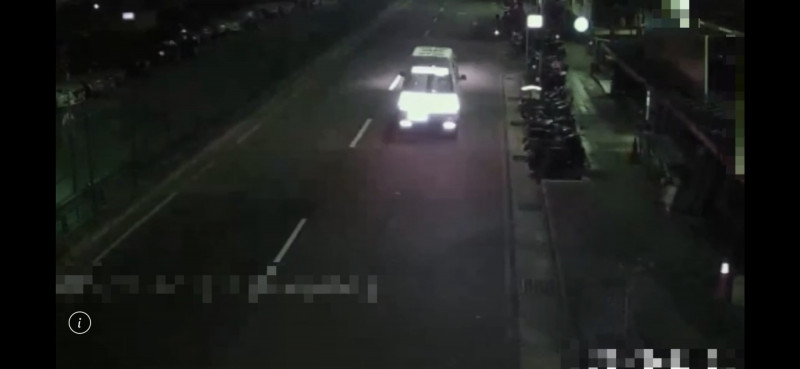 藝人曹西平陳屍新北市三重住處，傳出聯繫兄弟後，暫時失聯，警方表示，將比照無名屍招領公告；圖為救護車到場畫面。（記者吳仁捷翻攝、警方提供）