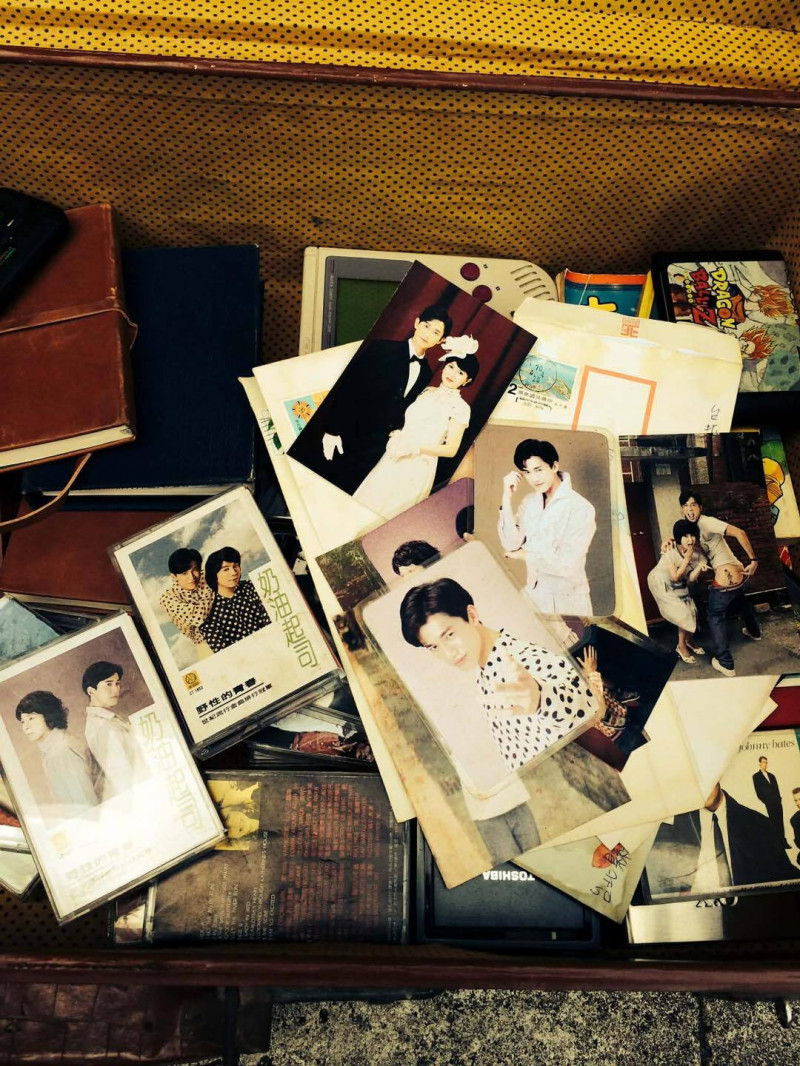 吳慷仁找出當時拍戲的道具來哀悼曹西平。（翻攝自臉書）