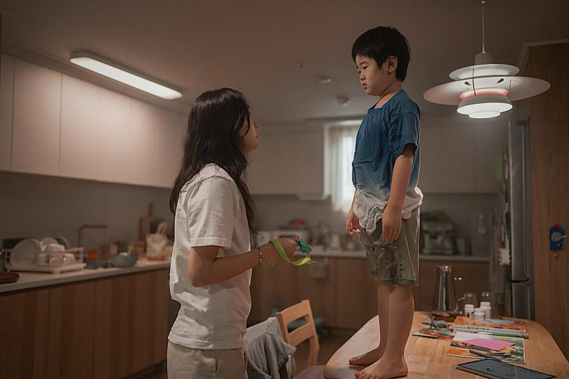 金多美（左）在《巨洪》拯救孩子，展現強大母愛精神。（翻攝自Netflix）