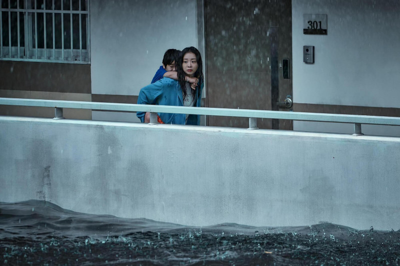 金多美（右）在《巨洪》和兒子致力逃離大洪水侵襲。（翻攝自Netflix）