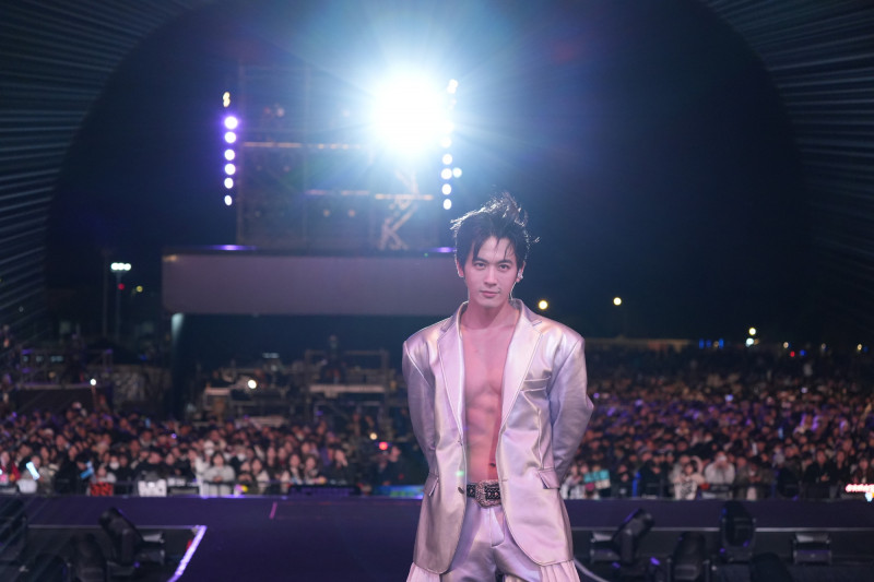 小樂首登台中跨年！西裝外套遭扒「冰塊腹肌」現形