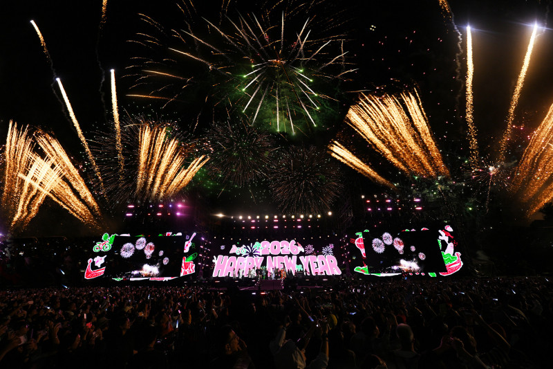 台東跨年演唱會施放燦爛煙火。（台東縣政府提供）