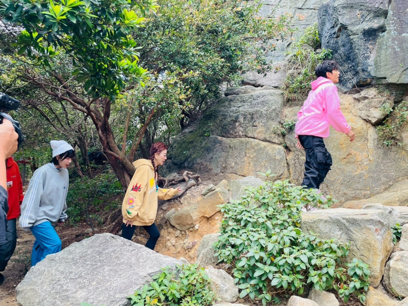 前往全台首座攀岩場途中，主持群穿梭山林、攀越岩石，一路驚呼連連。（民視提供）