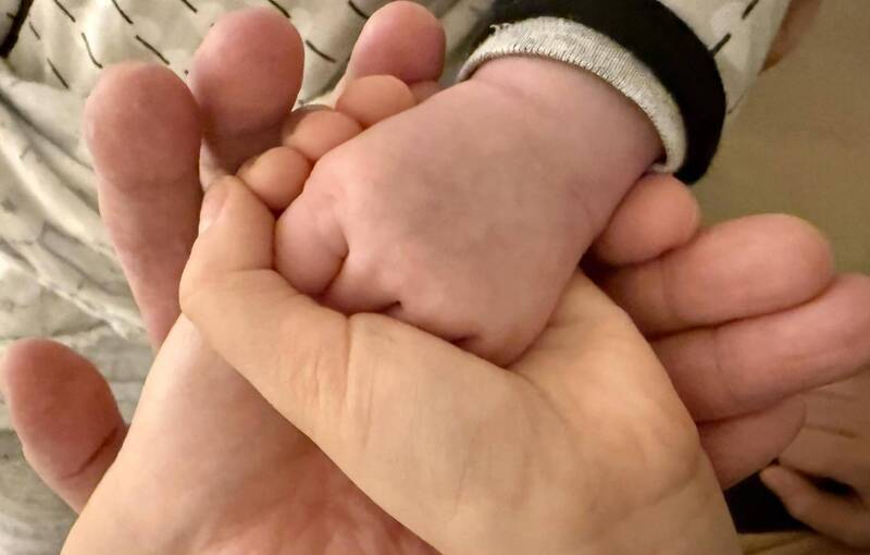 古巨基今天在元旦報喜，宣布57歲的老婆陳韻晴生下第二胎男娃。（翻攝自臉書）