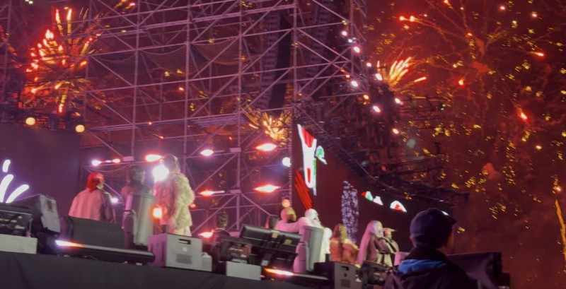 阿妹和A-Lin看到施放煙火直呼太高級了。（記者陳慧玲攝）