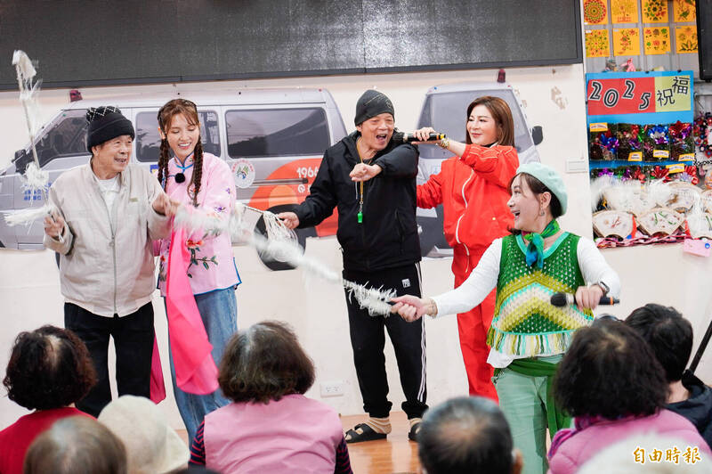 歌仔戲演員陳亞蘭（前）教長輩如何拿象徵馬鞭的藤竹揮打，後排右1為王彩樺。（記者翁聿煌攝）