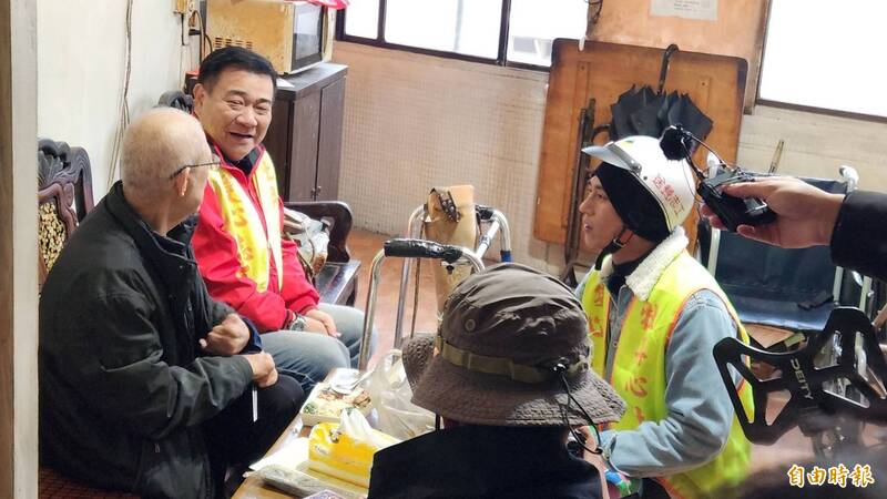 藝人白雲（左二）和莊凱勛（右）隨雙鳳里長潘素娥送餐到獨居長輩家中噓寒問暖。（記者翁聿煌攝）