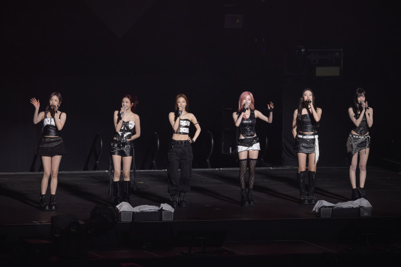 BABYMONSTER的Pharita（左起）、Chiquita、Ruka、Asa、Rora、Ahyeon一字排開與粉絲打招呼。（讀者提供）