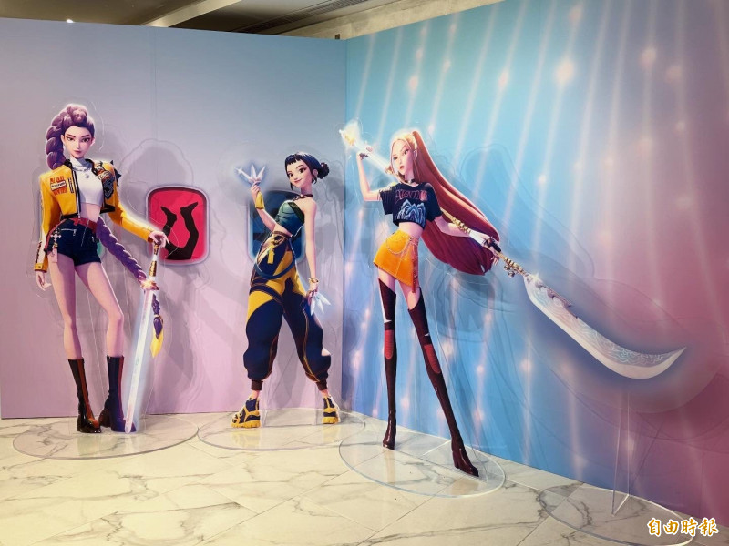 《Kpop 獵魔女團》官方快閃店以HUNTR_X的的專機機艙，跟著電影中的故事線打造沉浸體驗。（記者許世穎攝）