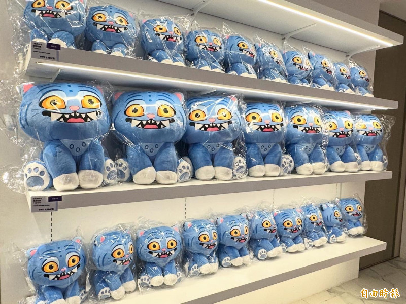 《Kpop 獵魔女團》官方快閃店滿滿的Derpy絨毛玩偶。（記者許世穎攝）